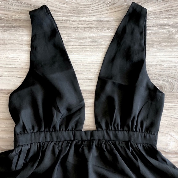 Like-New Deep V Blouse Tank with Fitted Waist - Picture 6 of 8